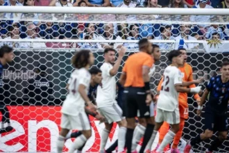 Espanha abre o placar contra o uruguai com falha de