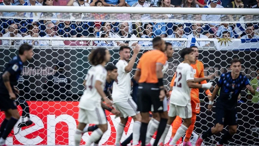 Espanha abre o placar contra o uruguai com falha de