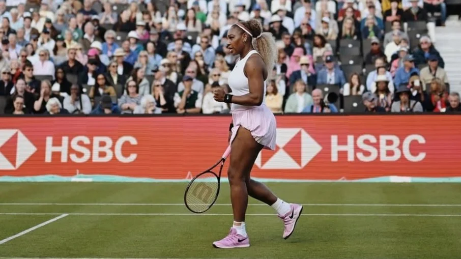 Serena williams de volta a wimbledon: lenda do tênis enfrenta