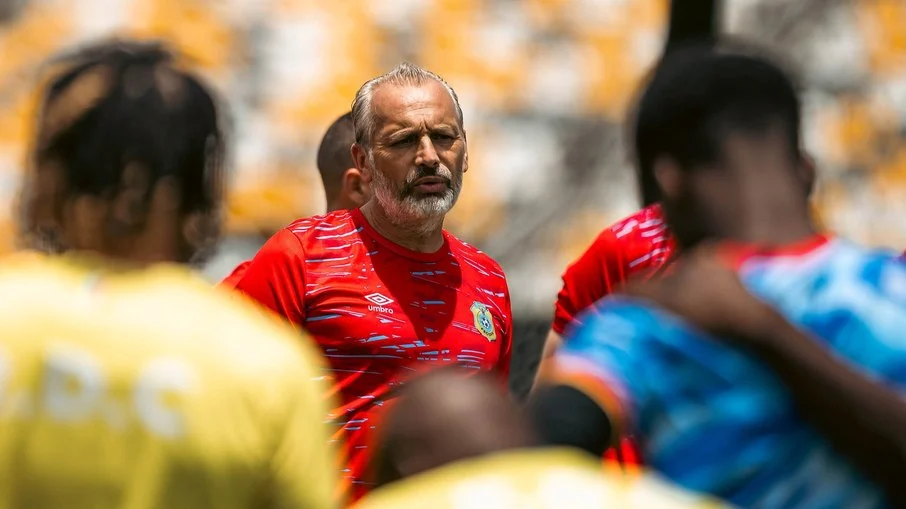 Drama na copa: técnico sébastien desabre é chocado com notícia