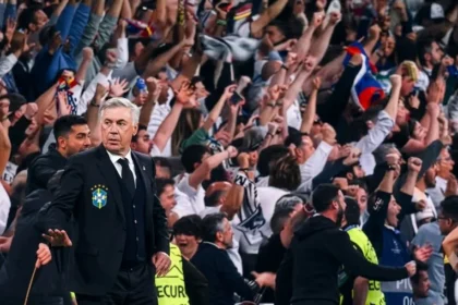 Ancelotti exibe ‘sorriso de felicidade contido’ no gol da virada
