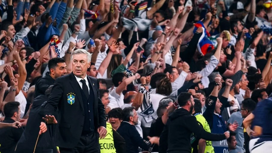 Ancelotti exibe ‘sorriso de felicidade contido’ no gol da virada
