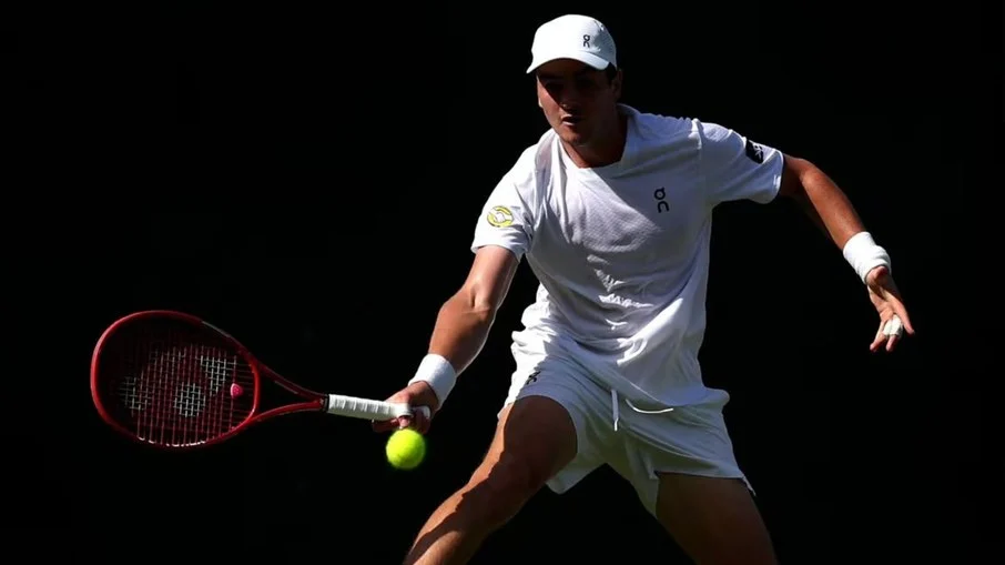 João fonseca cai para roman safiullin em wimbledon: brasileiro luta,