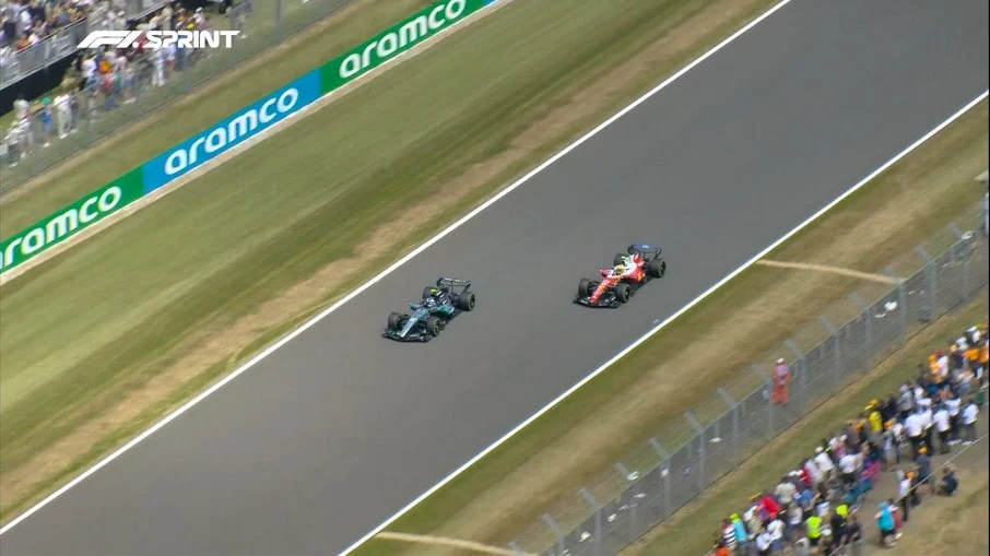 Kimi antonelli vence duelo de gigantes contra lewis hamilton na