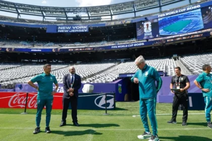 Brasil chega ao metlife stadium para duelo crucial contra noruega