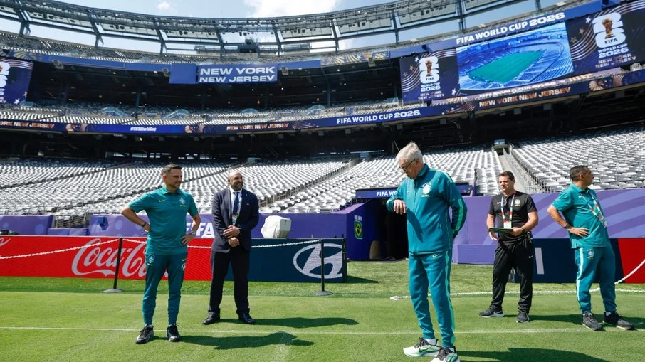 Brasil chega ao metlife stadium para duelo crucial contra noruega