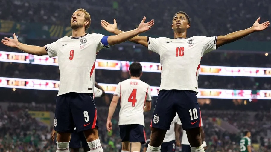 Inglaterra supera cartão vermelho e pressão mexicana em jogo épico