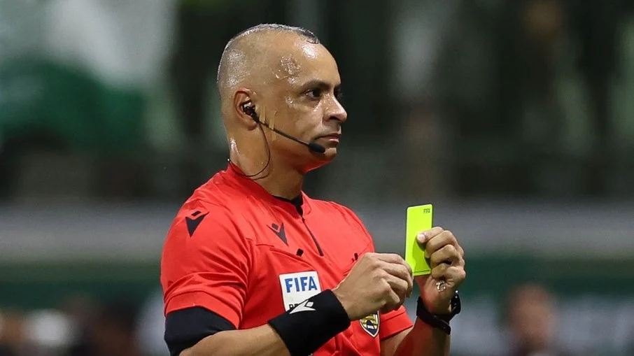 Com eliminação da seleção, árbitros brasileiros ganham força para apitar