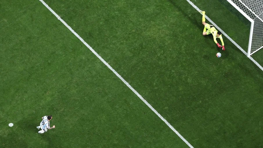 Messi amplia recorde negativo com quarto pênalti perdido em copas
