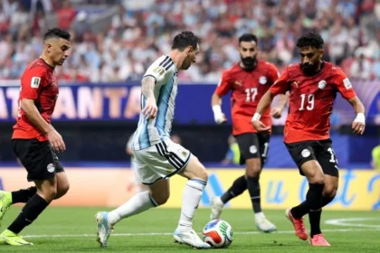 Messi se redime após pênalti perdido e argentina arranca virada
