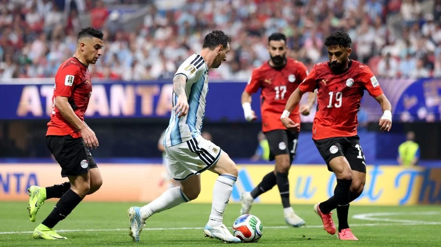 Messi se redime após pênalti perdido e argentina arranca virada
