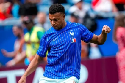 Com golaço espetacular, mbappé alcança messi na artilharia da copa