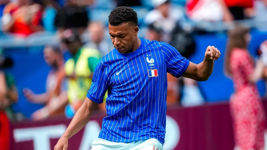 Com golaço espetacular, mbappé alcança messi na artilharia da copa
