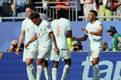 Mbappé lidera frança em vitória sobre marrocos e garante vaga