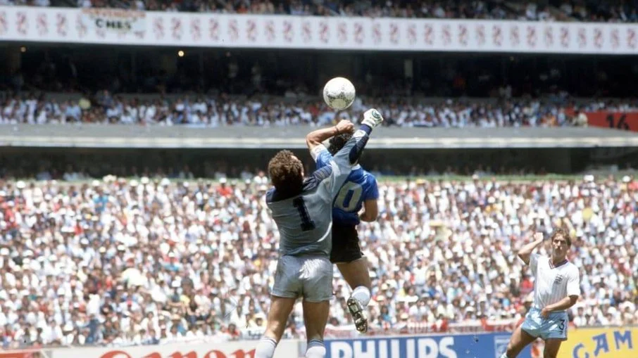 Mano de dios, expulsão de beckham e a guerra das
