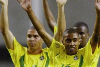 Kléberson, campeão do penta em 2002, é internado em curitiba
