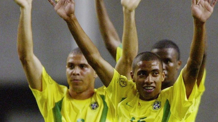 Kléberson, campeão do penta em 2002, é internado em curitiba