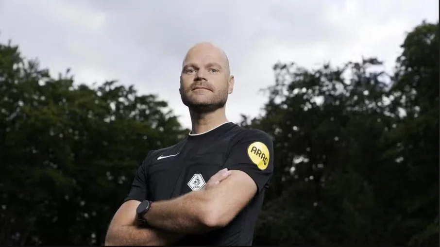Luto no futebol: árbitro holandês rob dieperink, removido da copa