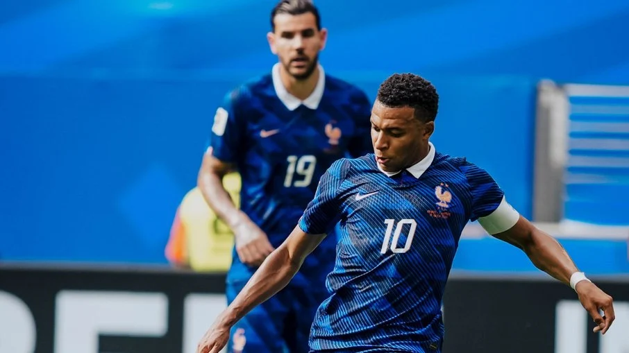 Mbappé ultrapassa messi e vira artilheiro histórico de copas, mas