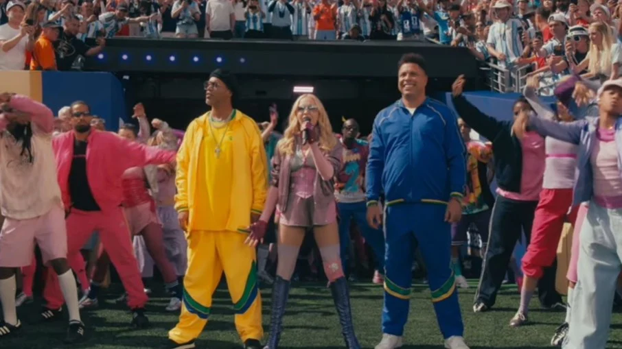 Ronaldinho e ronaldo roubam a cena com madonna em show