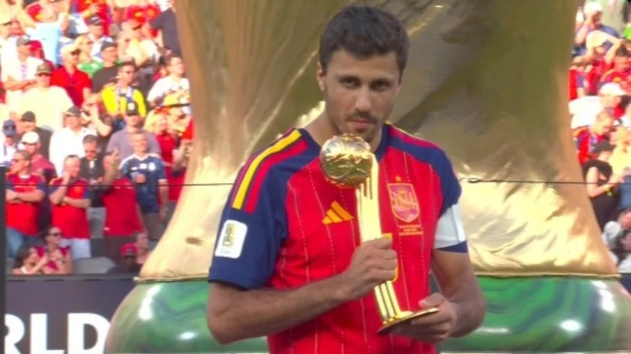 Rodri brilha no bicampeonato da espanha e deixa messi em