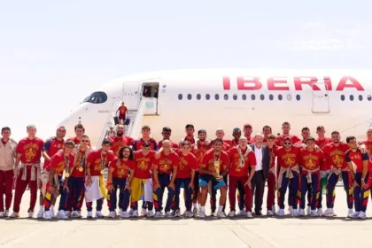 Espanha traz a taça da copa do mundo para madrid: