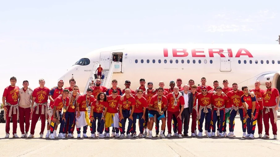 Espanha traz a taça da copa do mundo para madrid: