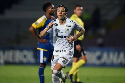 Santos goleia ucv por 4 a 1 na venezuela, encaminha