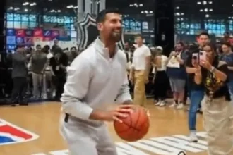 Novak djokovic choca o mundo do esporte ao acertar 3
