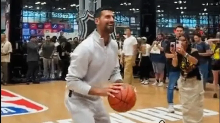 Novak djokovic choca o mundo do esporte ao acertar 3