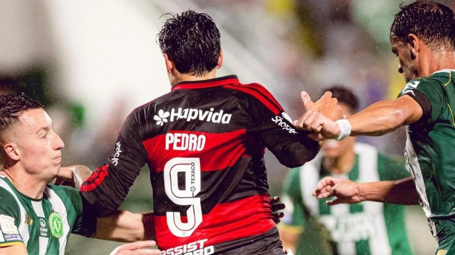 Flamengo goleia chapecoense por 4 a 0 com atuação de
