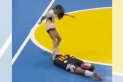 Atleta chuta cabeça de adversária caída em jogo de futsal