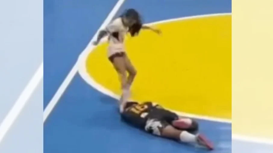 Atleta chuta cabeça de adversária caída em jogo de futsal