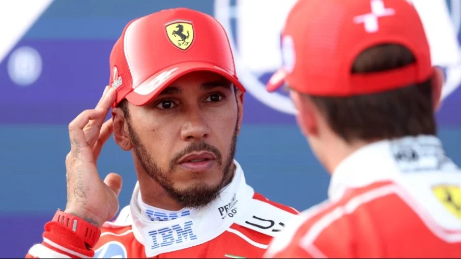 Hamilton e antonelli punidos: líderes da f1 perdem posições no