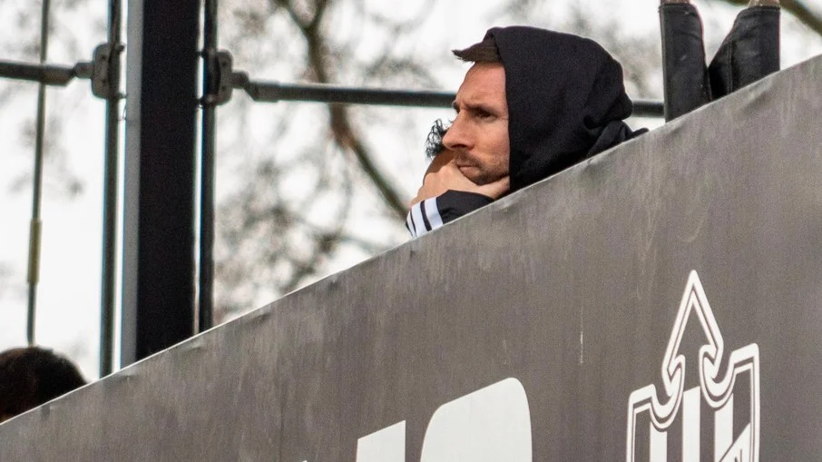 Messi surpreende fãs ao assistir jogo da quarta divisão argentina