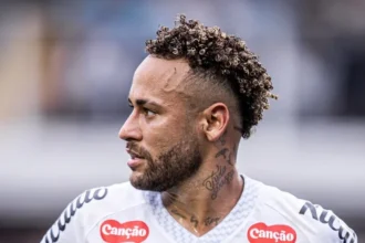 O retorno polêmico de neymar: gol, pôquer e a resposta