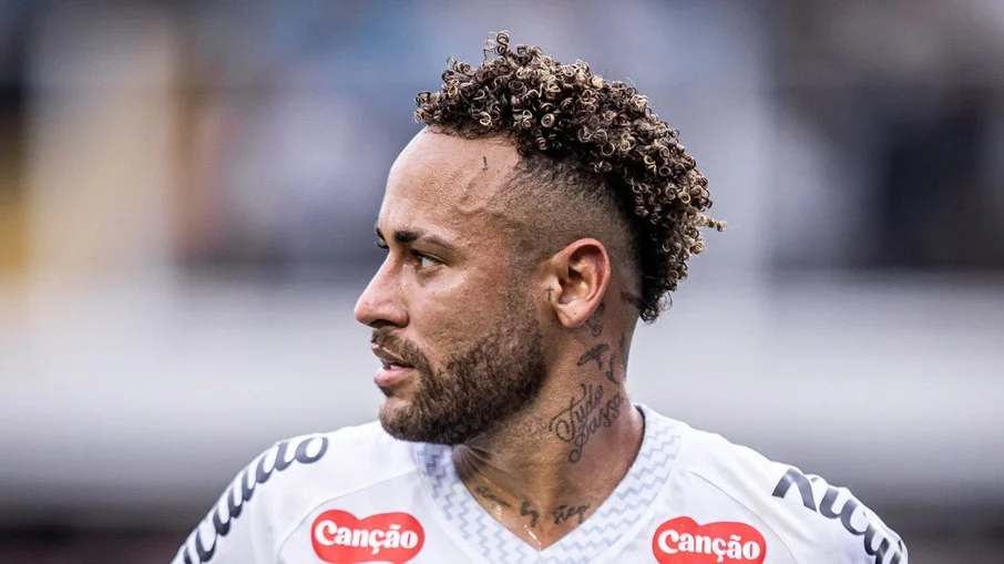 O retorno polêmico de neymar: gol, pôquer e a resposta