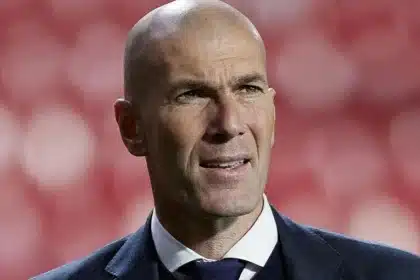Zinedine zidane é oficializado como novo treinador da seleção francesa