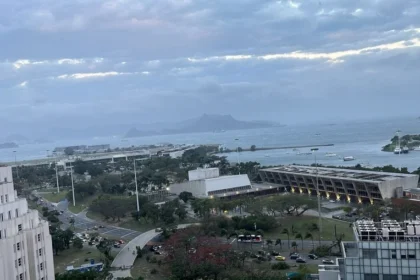 Vendaval atinge rio de janeiro, deixando são januário sem luz