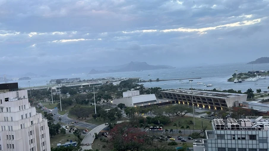 Vendaval atinge rio de janeiro, deixando são januário sem luz