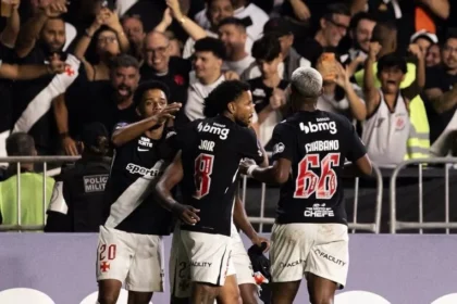 Vasco garante vaga nas oitavas da sul americana com gol heroico