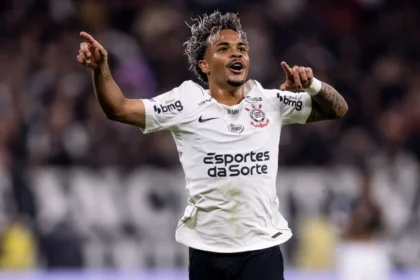 Fenômeno pós copa: kaio césar vira protagonista absoluto no corinthians com