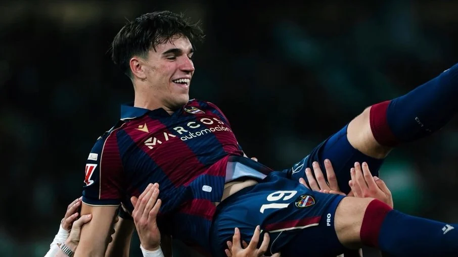 Real madrid surpreende e contrata carlos espí, jovem camisa 9
