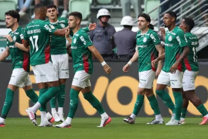 Palmeiras atropela fortaleza por 3 a 0 em casa e
