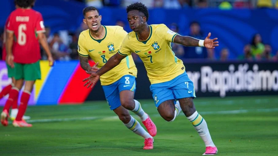 Premier league atrai 7 bilhões em transferências e sonha com