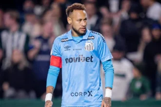 Neymar ignora provocações, brilha com assistência e garante classificação do
