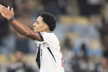 Brenner se redime e conquista a torcida do vasco com