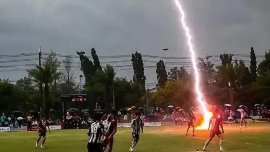 Tragédia chocante: raio mata jogador de 24 anos, safwan awae,