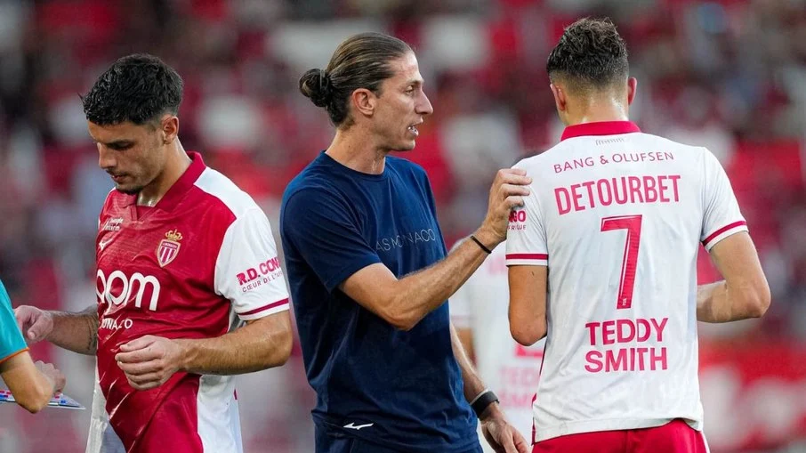 Filipe luís e mônaco desafiam liverpool de iraola em anfield:
