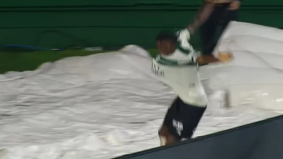 Coritiba: zagueiro jacy cai em túnel do couto pereira ao